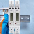 Kép 2/5 - Qoltec Egyfázisú elektronikus mérő | DIN sínre szerelhető energiafogyasztás mérő | 230V | 30A | LCD | 1P